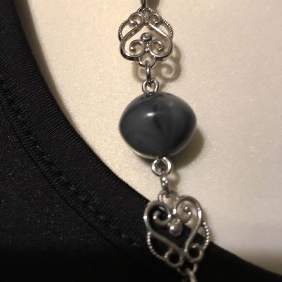 Silver Tone Grey Stone Necklace! - Picture 9 of 11